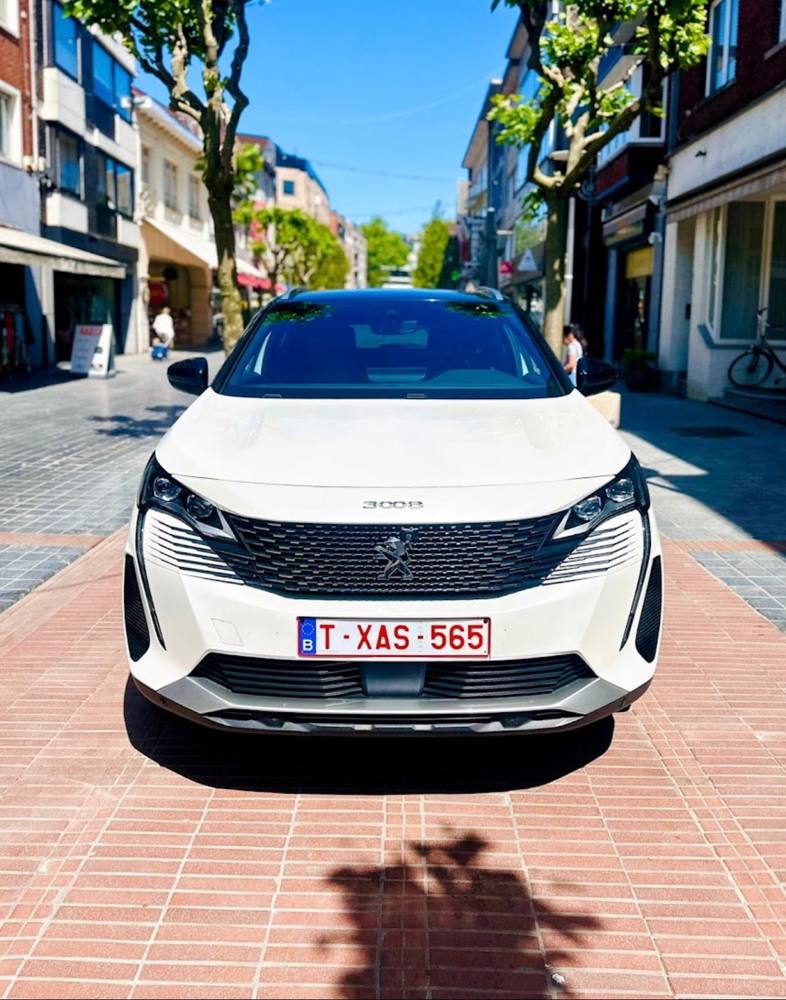 Witte Peugeot 3008 taxi van Taxi Mootje in centrum Genk